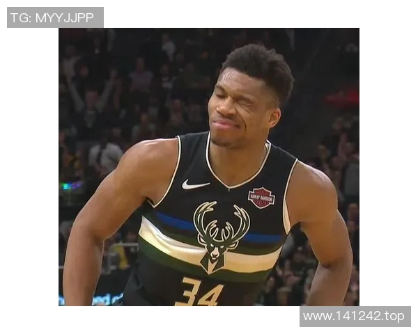 镜头捕捉：字母哥赛场小动作引发热议